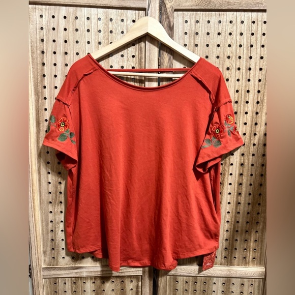 NWOT Bohemela Vacation Embroidered Flower DecorT-Shirt Top Open Back Boho - Picture 4 of 7